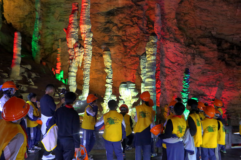 春假掀起研學(xué)熱，黃龍洞景區(qū)“含娃量”大幅攀升